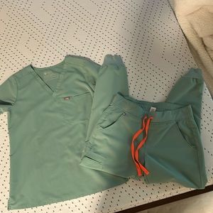 Figs Catarina top size S and Zamora joggers size S regular length.